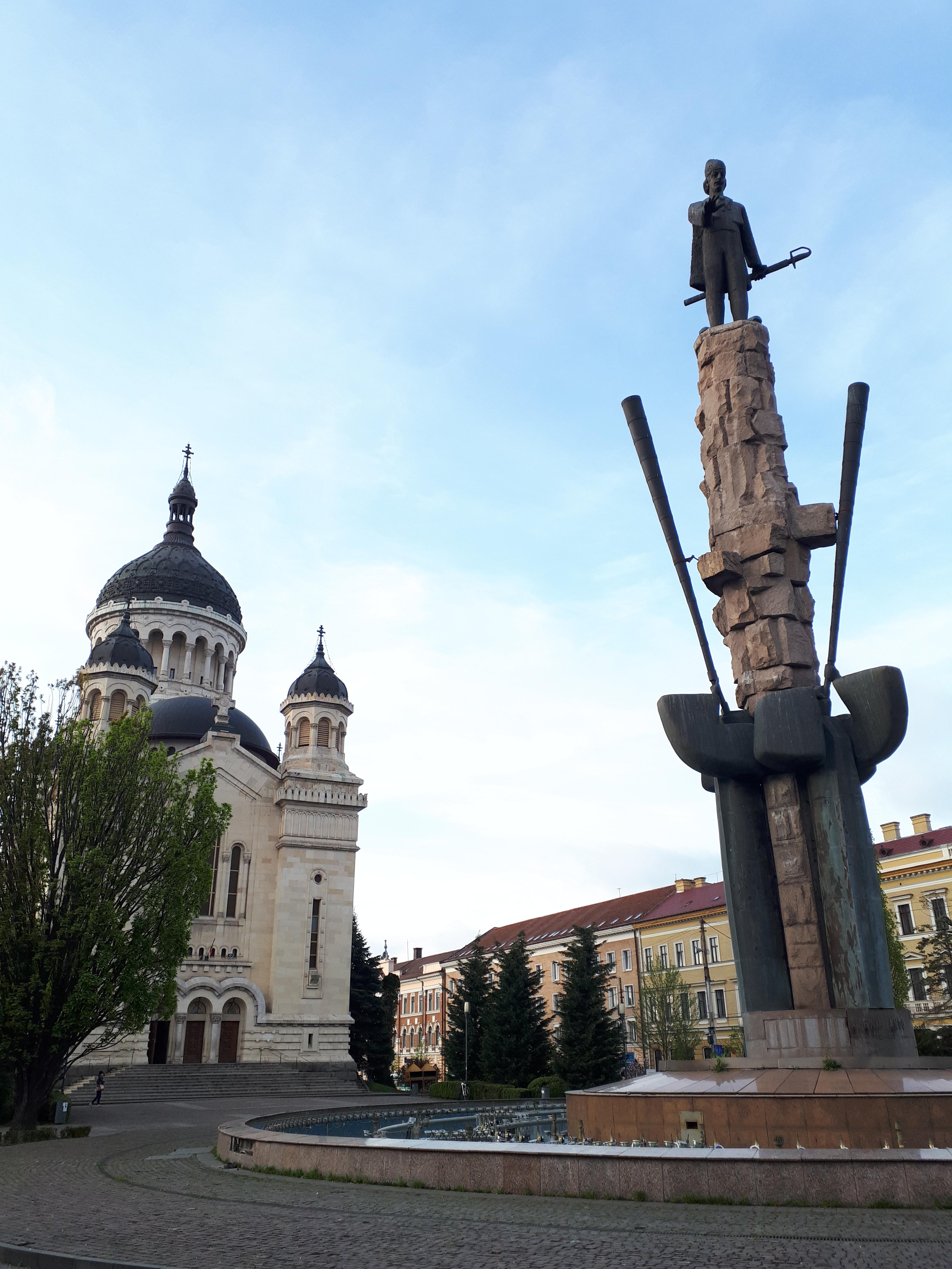 루마니아 클루지나포카 클루지 대주교청 박물관과 이안쿠 동상