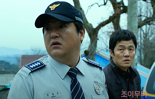 영화 곡성에서 종구가 의심스러운 표정을 짓는 모습