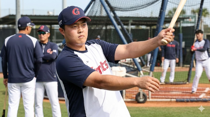 롯데 자이언츠 스프링캠프 훈련장에서 한동희 선수가 진지한 표정으로 타격 훈련에 임하고 있다.