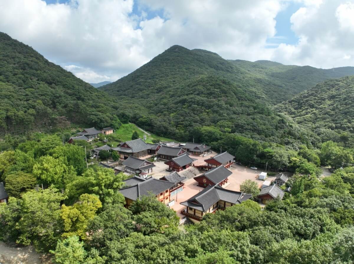 여수 흥국사 : 나라가 잘되길 기원하는 염원을 담은 호국 불교의 성지 고려후기 승려 보조국사 지눌이 창건한 사찰
