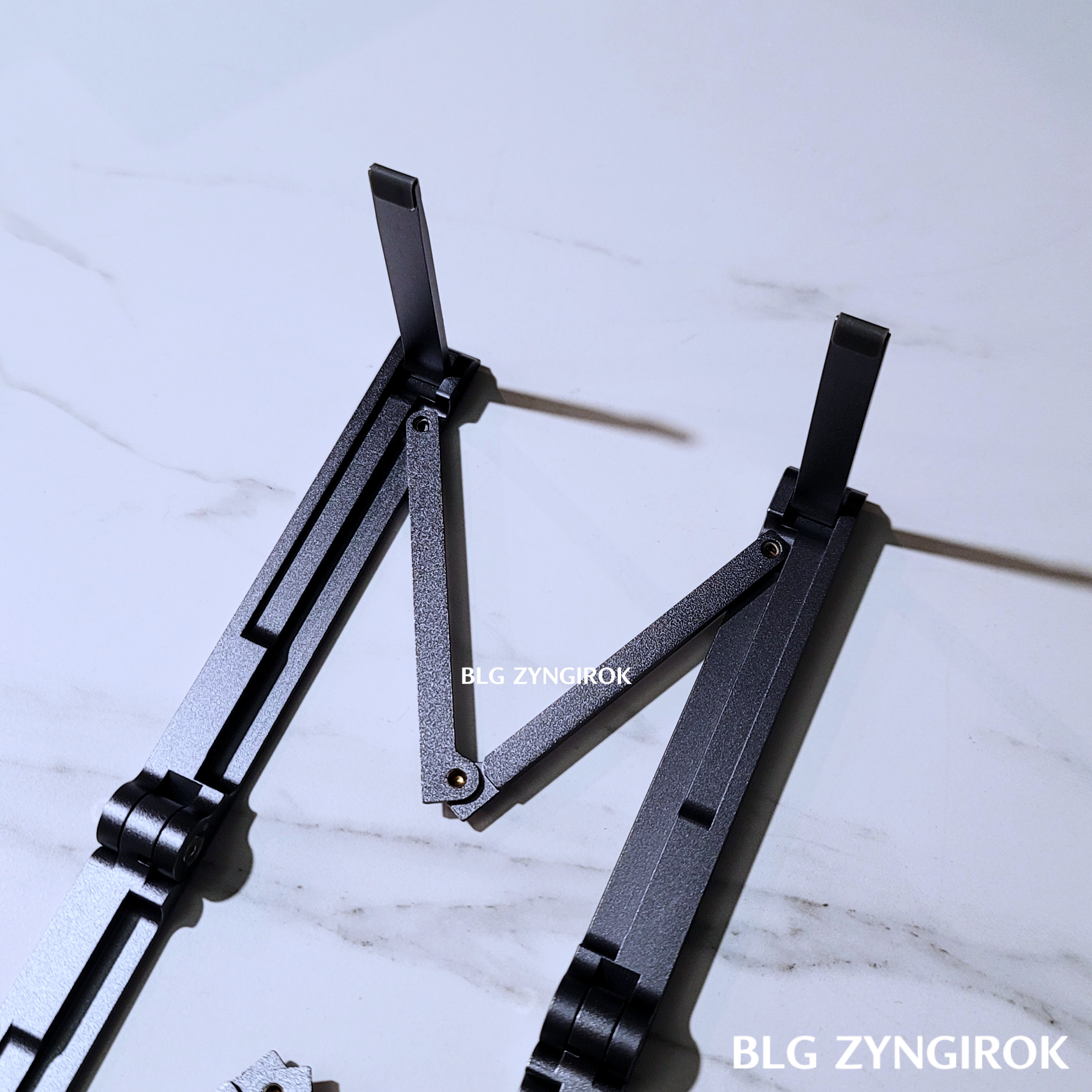 무아스 초경량 휴대용 다목적 노트북 거치대 지지다리를 펴는 모습이다.