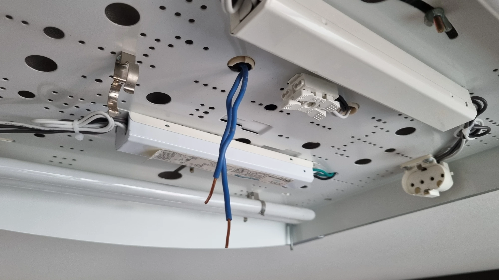 전등 전선 분리 상태