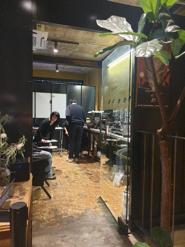 2층 오른쪽은 나무 테이블과 의자 그리고 에스프레소 머신이 설치되어 있다.