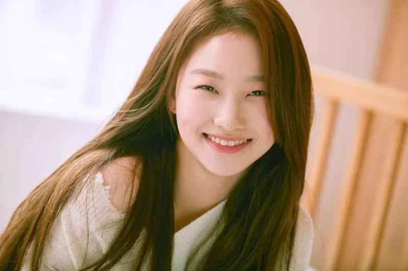 어느 실내를 배경으로 긴 갈색 머리에 웃고 있는 오늘도 사랑스럽개 출연 배우 김이경
