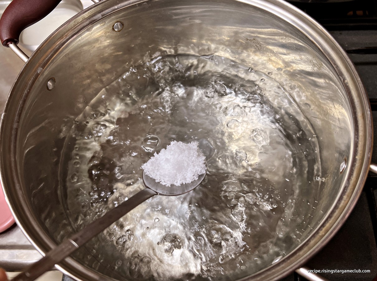 머위 장아찌에 들어갈 머위를 데치기 위해 소금을 넣고 물을 끓이는 사진