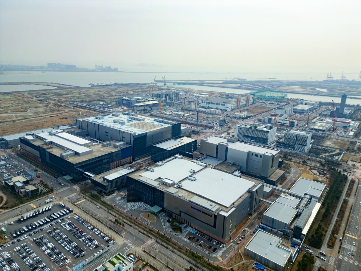 송도 삼성바이오로직스 1캠퍼스와 2캠퍼스 전경.