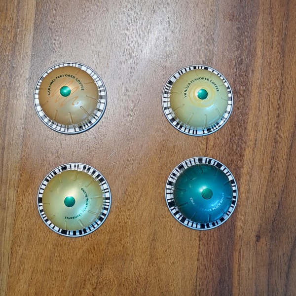 스타벅스 캡슐 커피가 놓여 있어요.