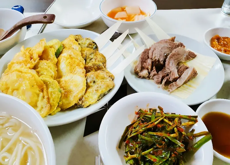 칼국수와 수육, 모둠전 등으로 구성된 식탁 위 상차림