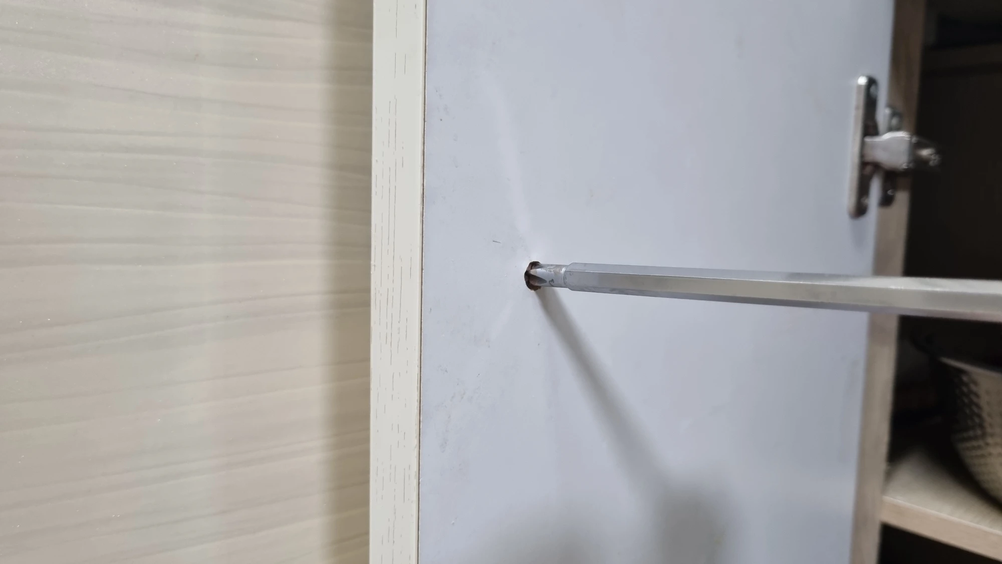 손잡이 고정 볼트 푸는 모습