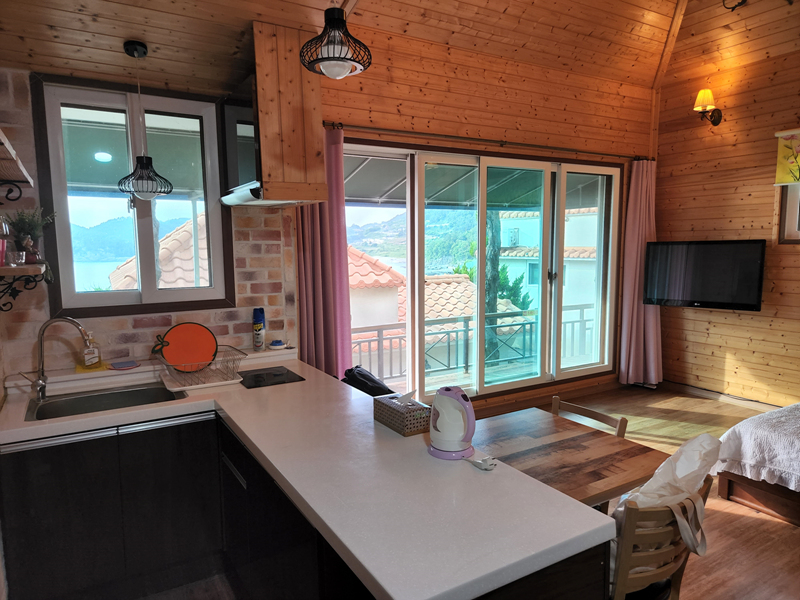 객실로-들어서면-보이는-부엌