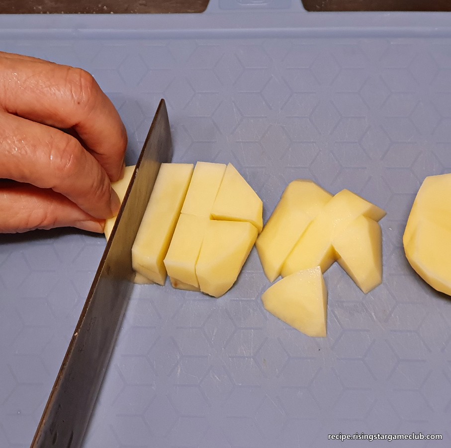 돼지고기 카레라이스에 들어갈 감자를 큐빅 모양으로 써는 사진