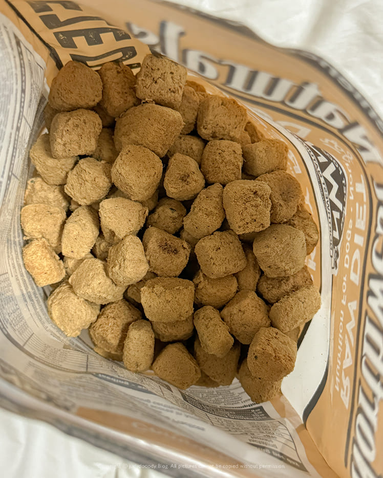 사료 개봉한 모습