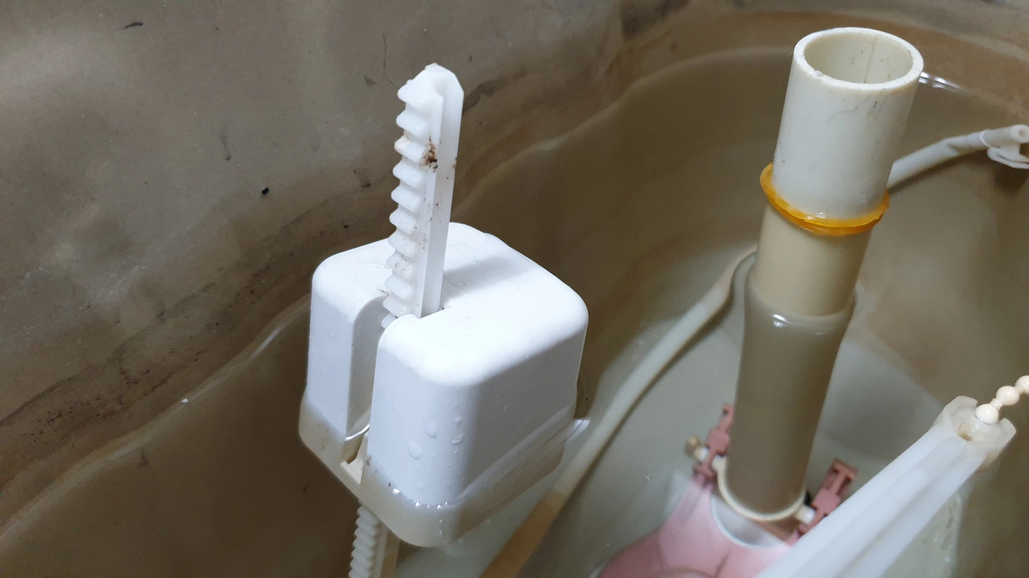 변기 물탱크 물 양 줄인 모습