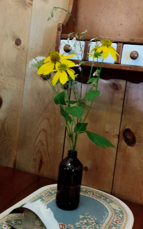 투박하게 꽂아놓은 화병