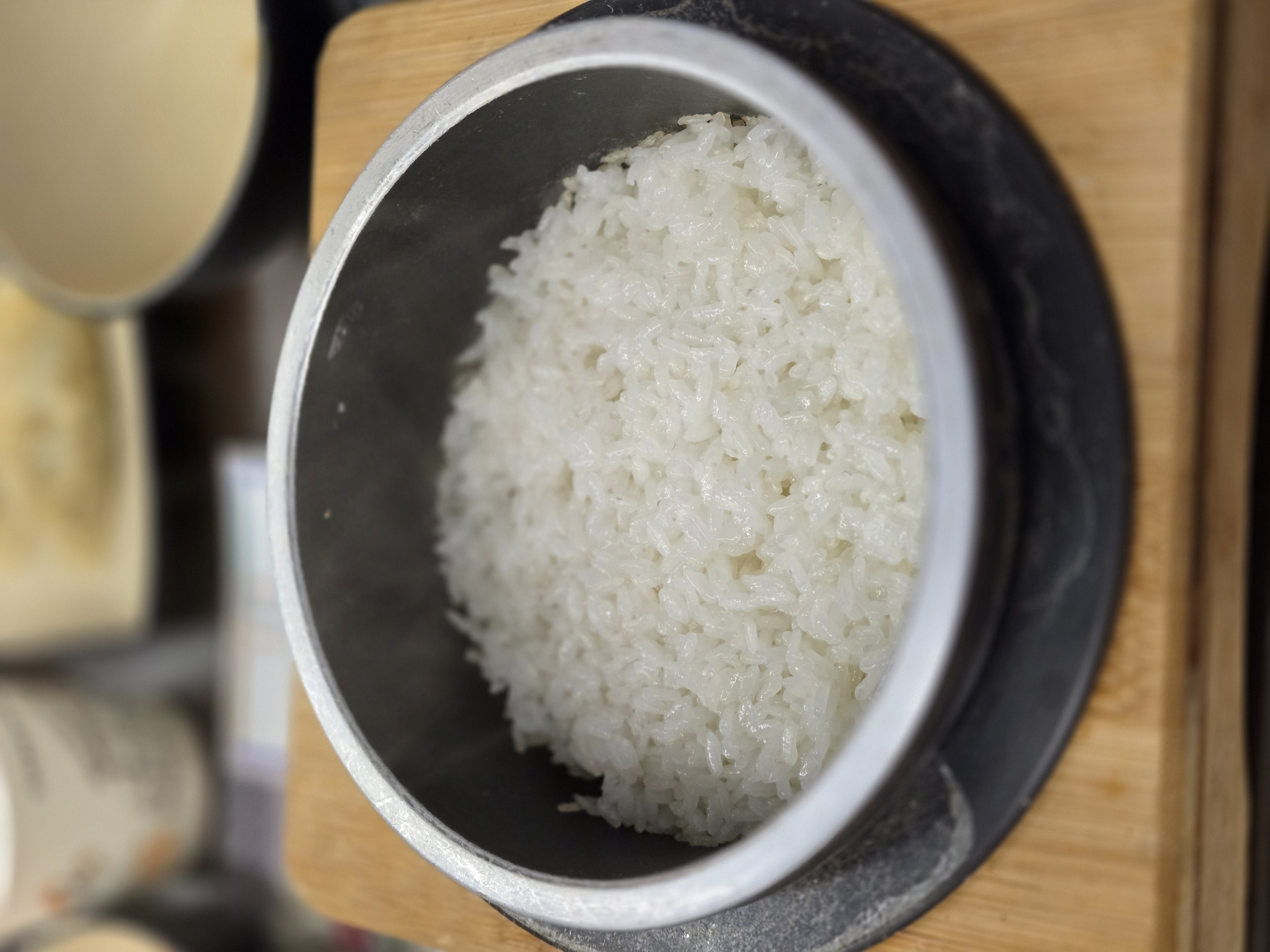 솥밥과 함께 제공되는 한식 반찬 세트