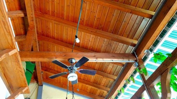 원목으로 만들어진 천장에 검은색상의 실링팬
