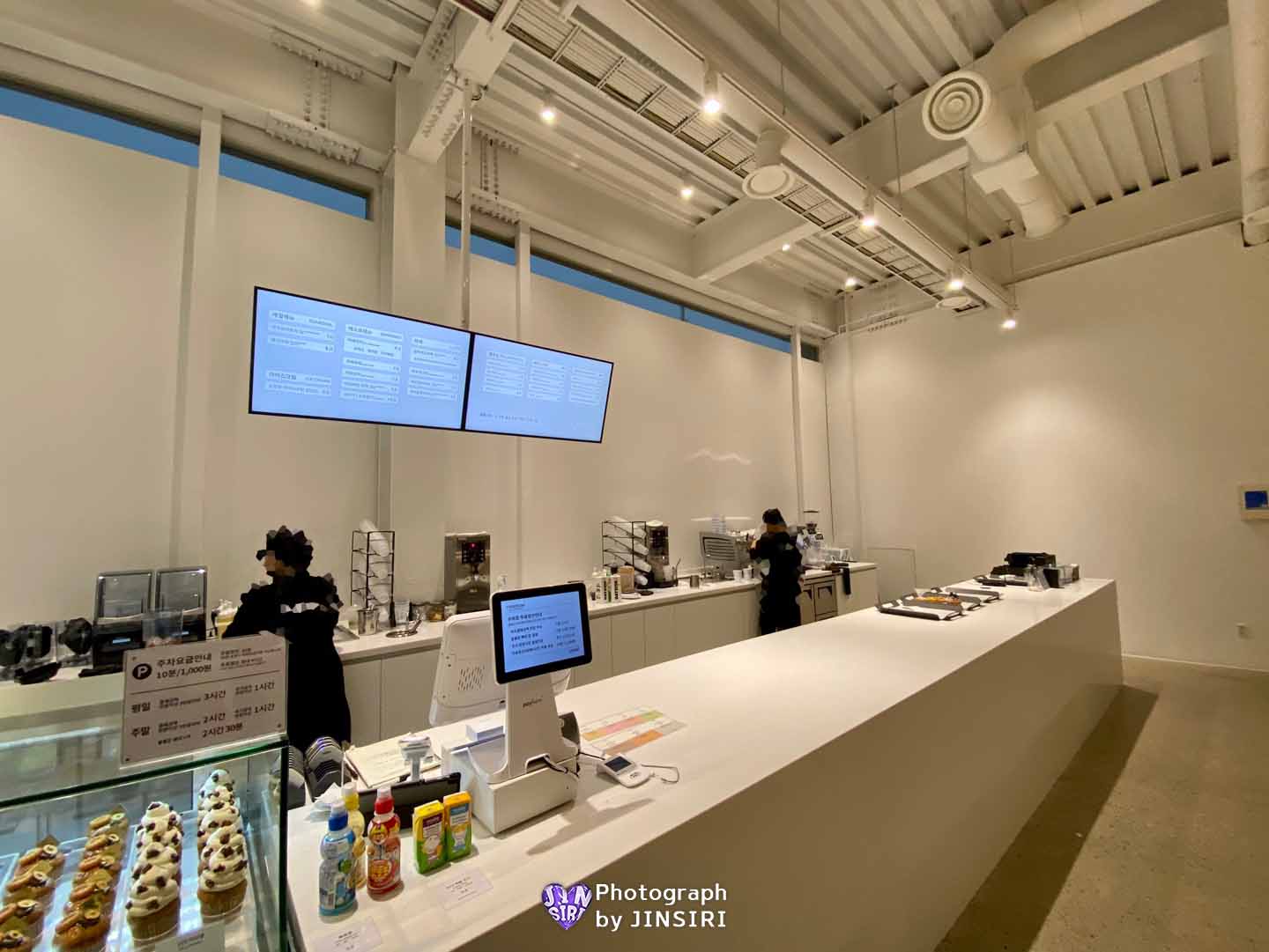 ํฌ๋ ๋ฆฌ์ ๋ฒ ์ด์ปค๋ฆฌ ์นดํ