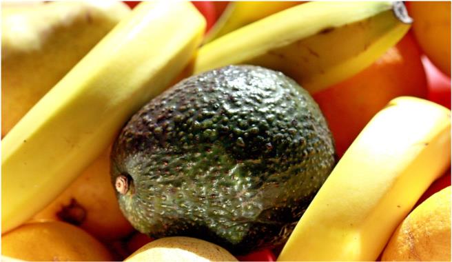 아보카도와-바나나-함께-후숙