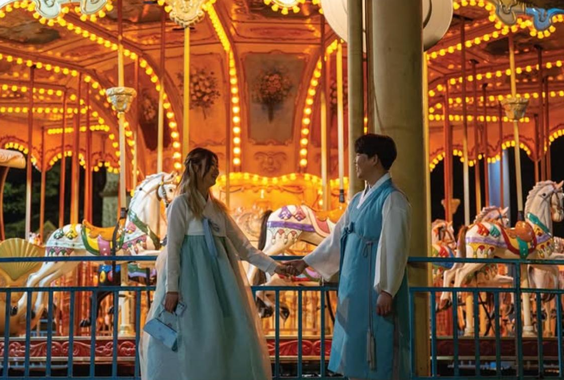 회전목마 앞 사진 찍을 때에는 회전목마가 회전할 때 찍으면 입체감 있는 촬영이 가능함.