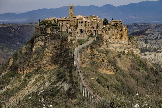 이탈리아 치비타 디 바뇨레조(Civita di Bagnoregio): 죽어가는 도시의 부활