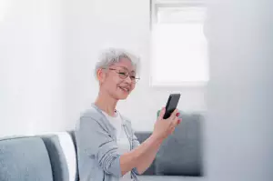 행복해보이는 노인