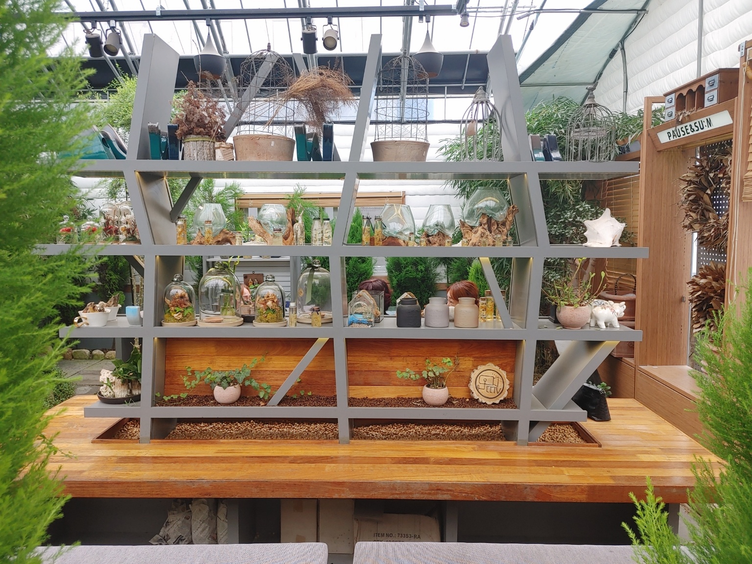 파우제앤숨 카페 식물원안 테이블 소품