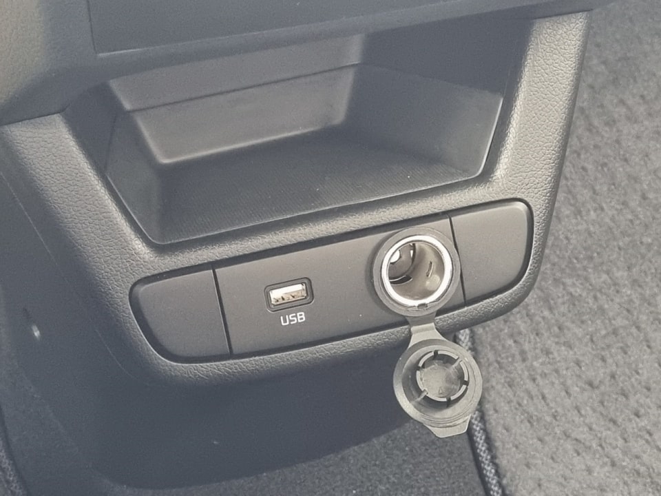 더 뉴 기아 레이의 시트 열선 버튼은 없었습니다.