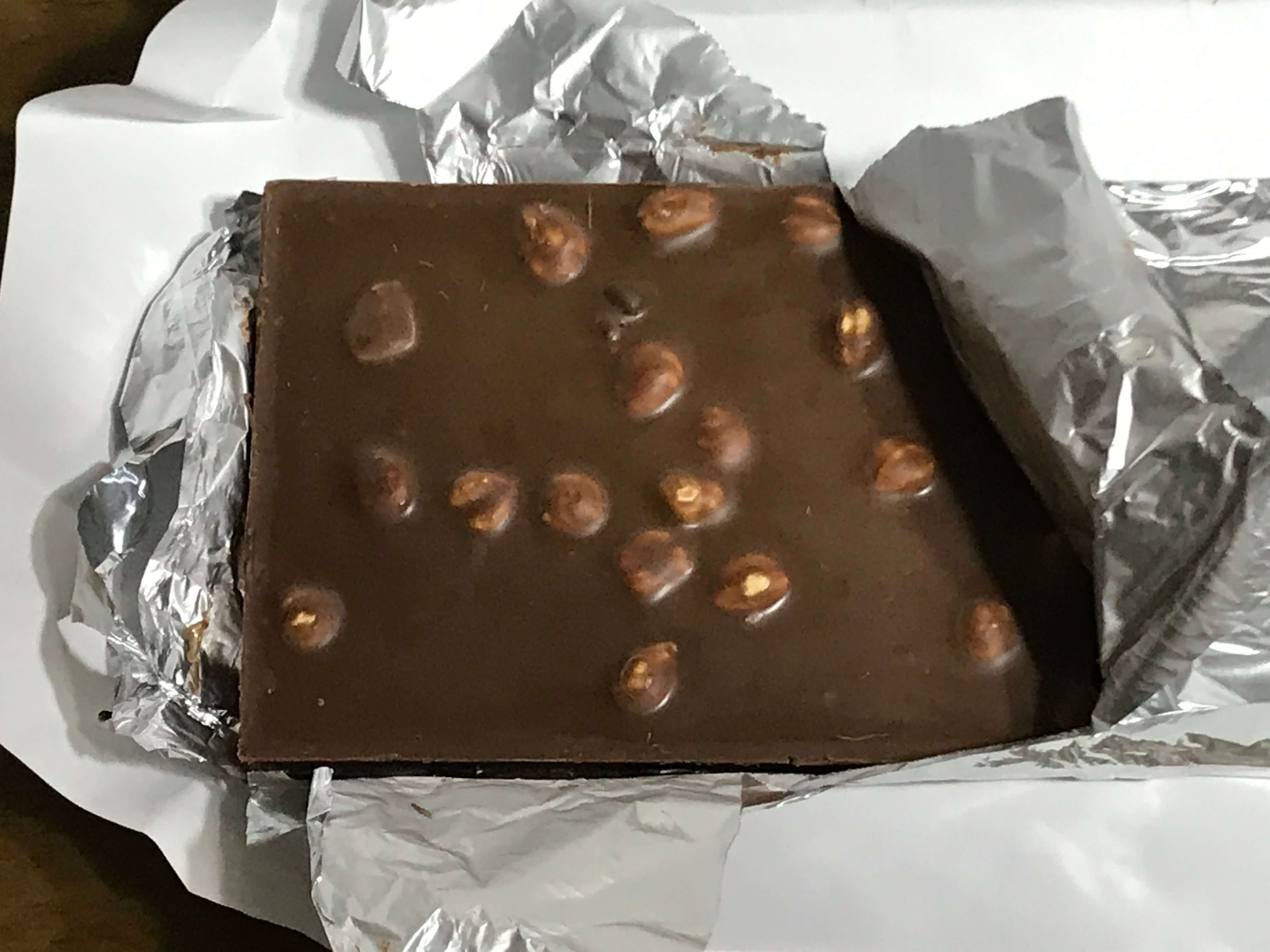 초콜릿 뒷면에 보이는 헤이즐넛