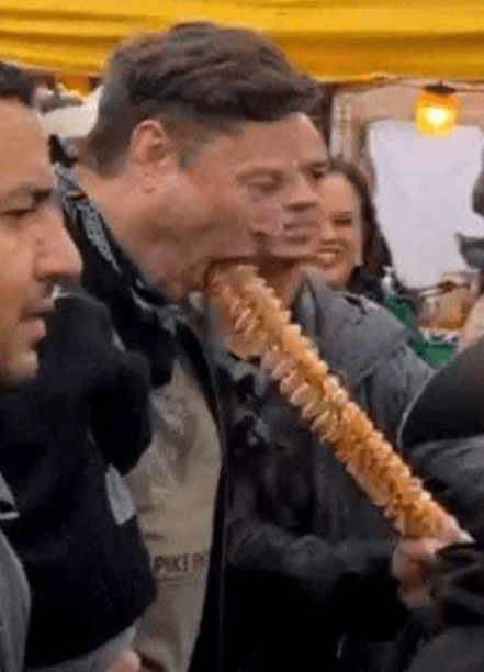 회오리감자를 먹고 있는 머스크