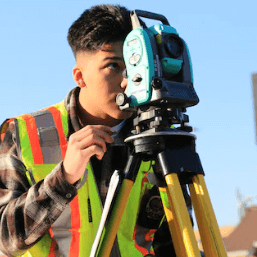 근로자가 좌표측정을 보고있다