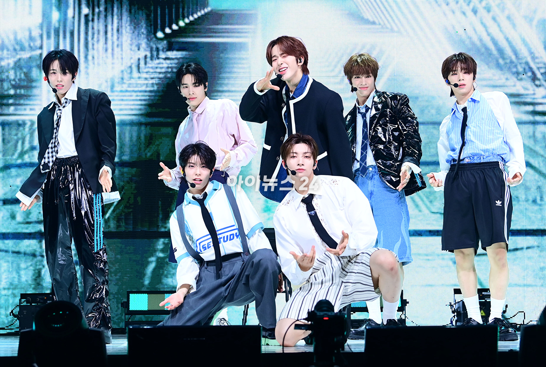 그룹 넥스지가 20일 오후 서울 광진구 광장동 예스24라이브홀에서 열린 JYP 신인 보이그룹 NEXZ(넥스지) 데뷔 싱글 'Ride the Vibe'(라이드 더 바이브) 프레스 쇼케이스에서 멋진 무대를 선보이고 있다. [사진=정소희 기자]