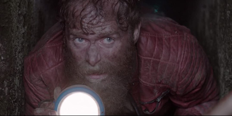 남성이 랜트으로 무언가를 바라보는 모습