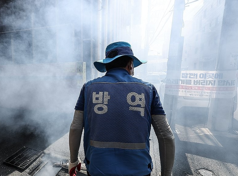 방역요원이 하구수 방역하고 있는 이미지