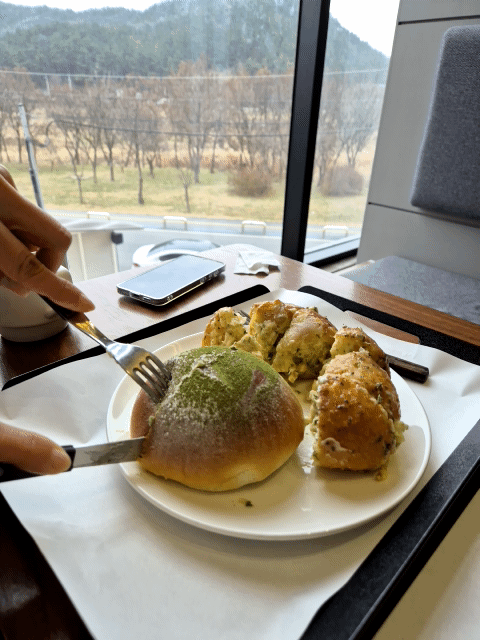 카페N&amp;D 말차팥생크림 커팅중