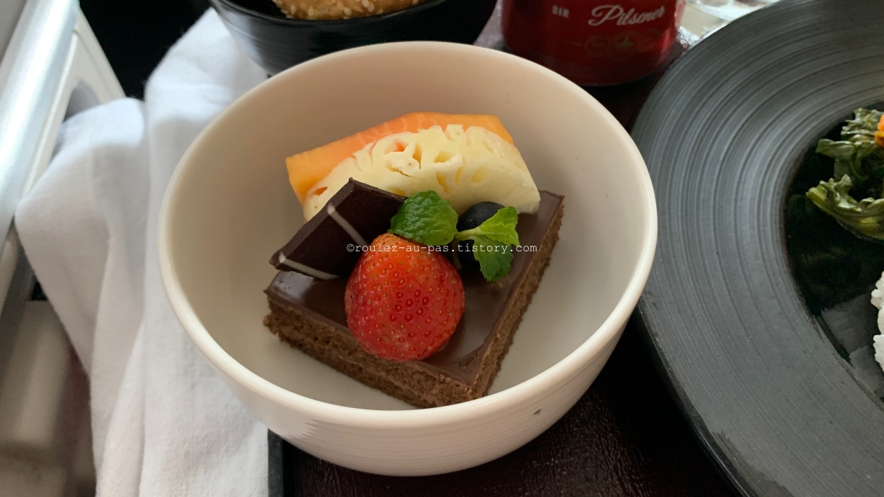 GA866-BUSINESS CLASS-FLIGHT MEAL-DESSERT
