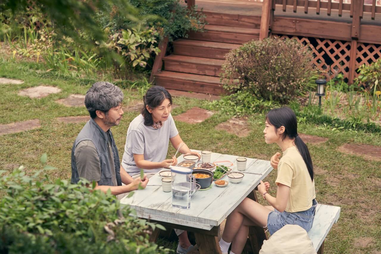부모님과 함께 식사하며 수어로 대화하는 여름