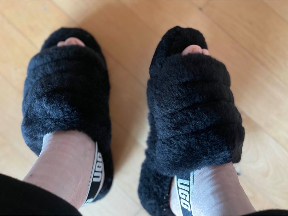 어그 UGG - 플러프 예 슬라이드 착용샷