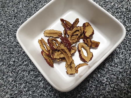 접시 종지에 담은 대추칩