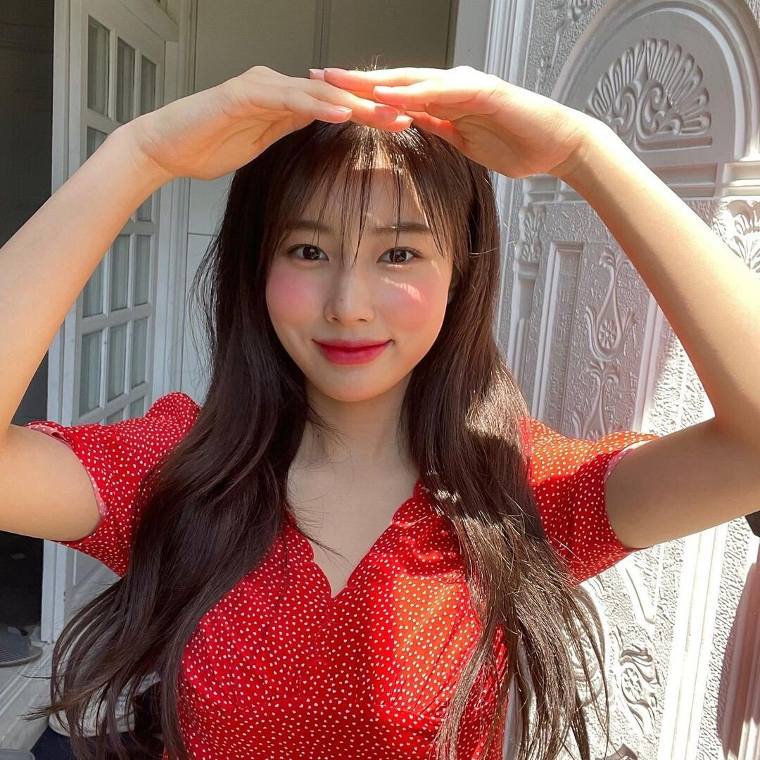 얼굴이 빨개진 여자