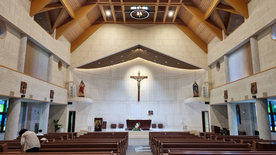 수원 화서동성당 성전 안 십자고상, 제대, 제단, 독서대 사진