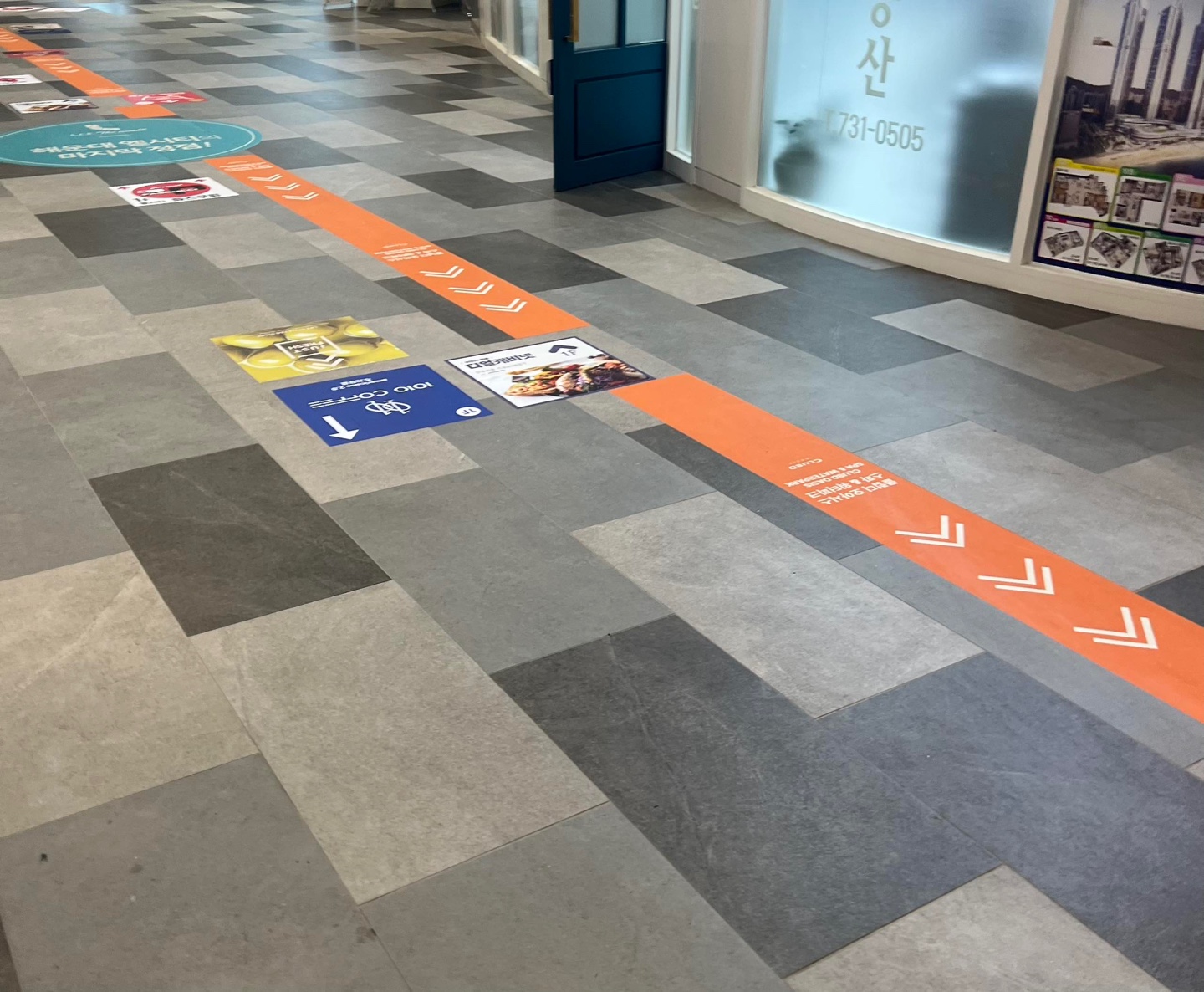 엘시티 주차하고 클럽디오아시스 찾아가는 길, 바닥에 표시선이 있습니다.