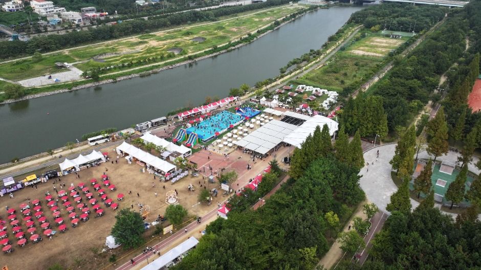 해변에서 즐기는 인천 여름 축제 물놀이