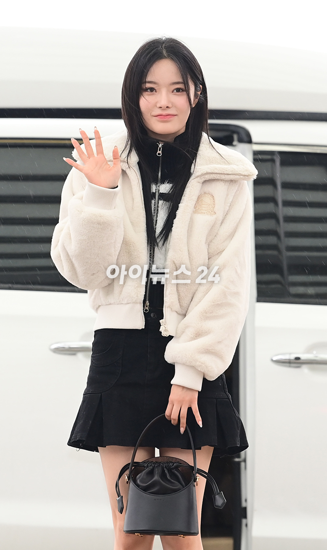 그룹 피프티 피프티 멤버 키나가 미국 LA에서 열리는 '2023 빌보드 뮤직 어워드' 프라이빗 파티 참석차 16일 인천국제공항을 통해 출국하고 있다. [사진=정소희 기자]