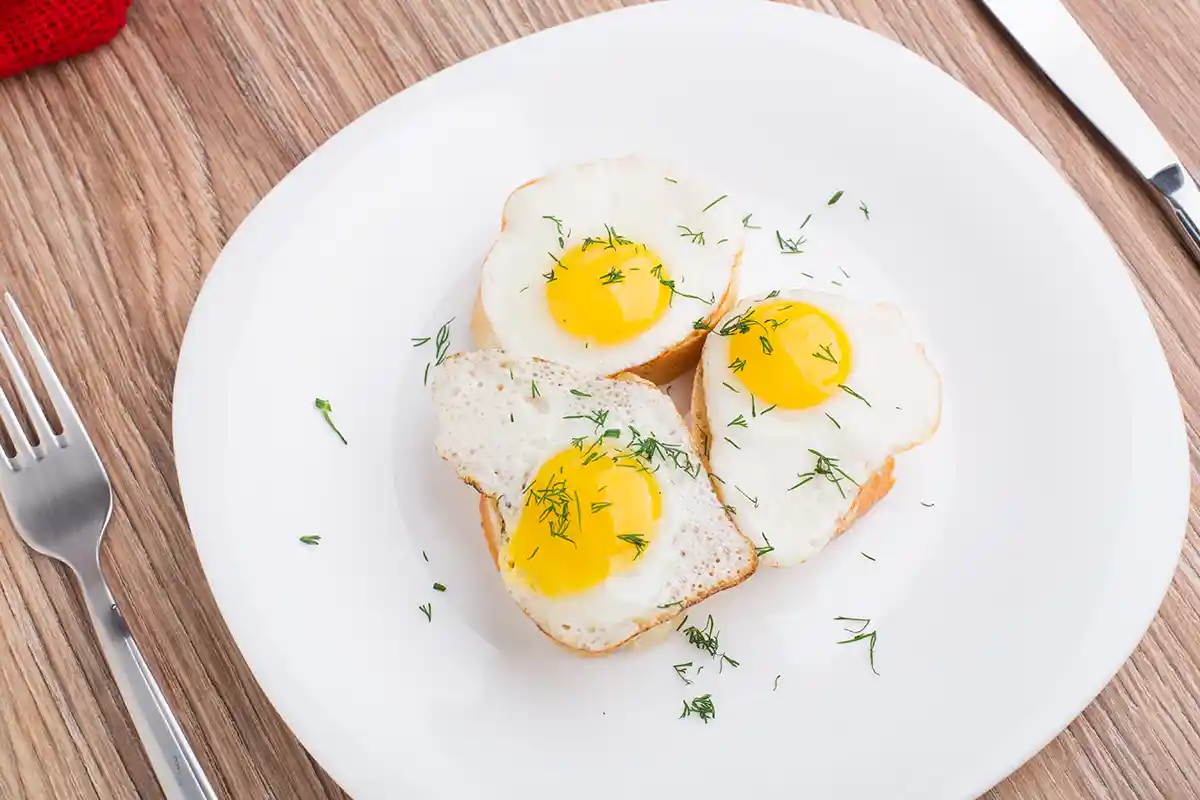 아침식사-접시위-빵-달걀-음식