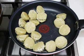 후라이팬 눌러붙지 않게 하는 방법_9