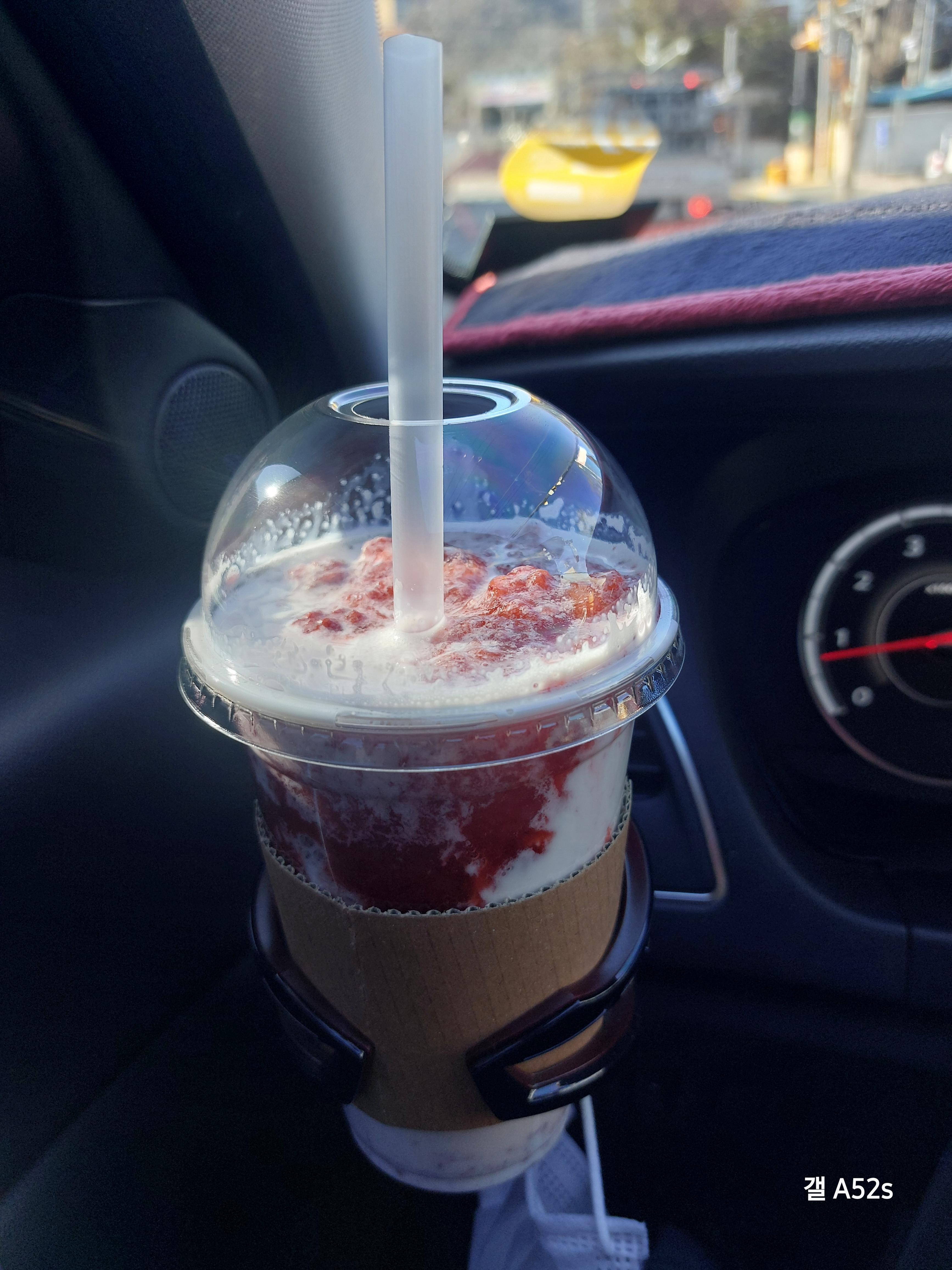 이렇게나 딸기를 많이 넣어주시니 감사할 따름!