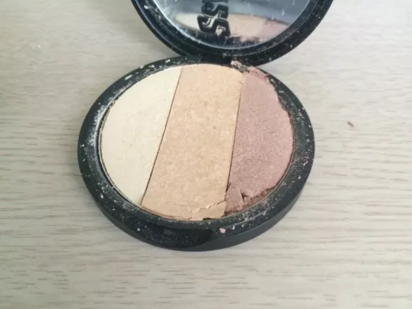 테두리 부분만 깨져있는 파우더