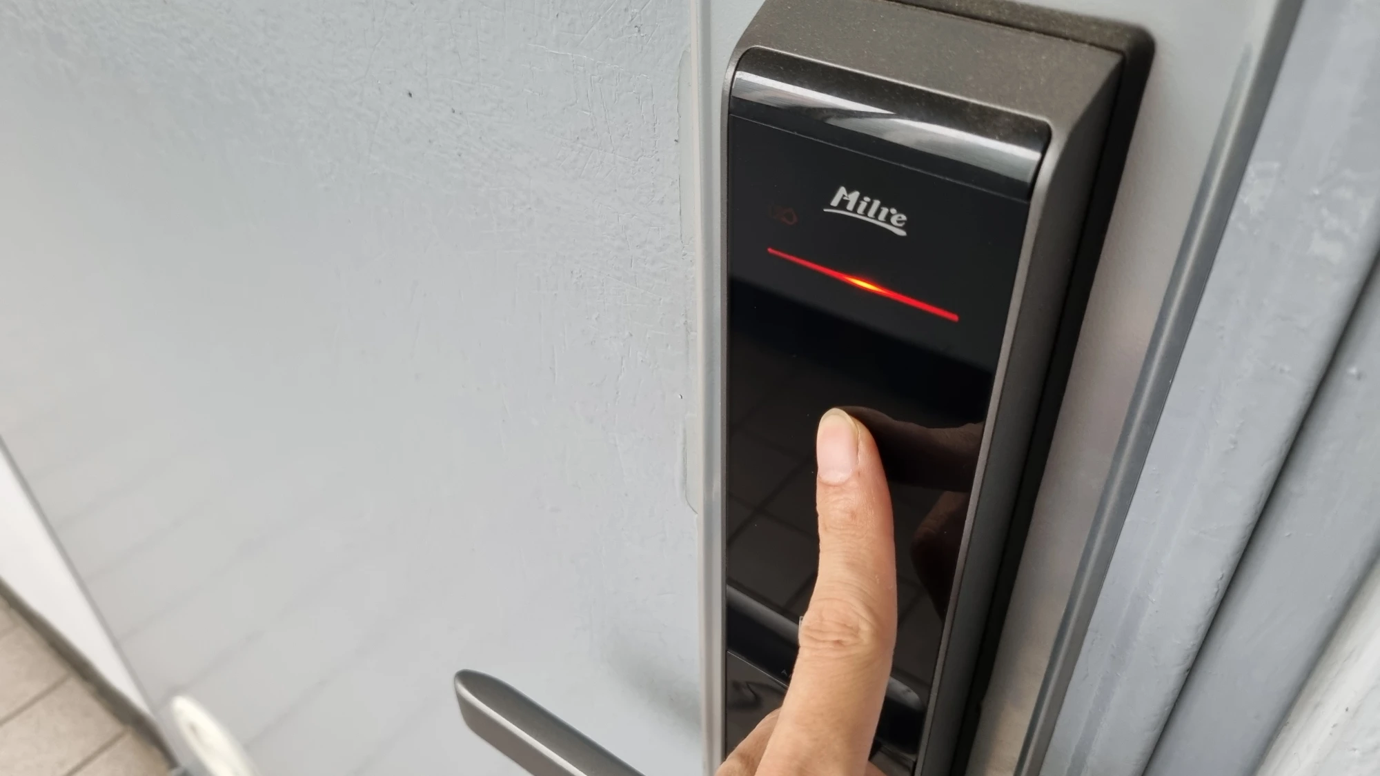 도어락 에티켓 모드 사용 모습