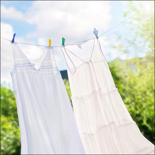 화창한 날에 잠옷을 실외에서 말리는 모습