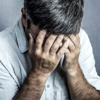 갱년기로-힘든-남성-사진